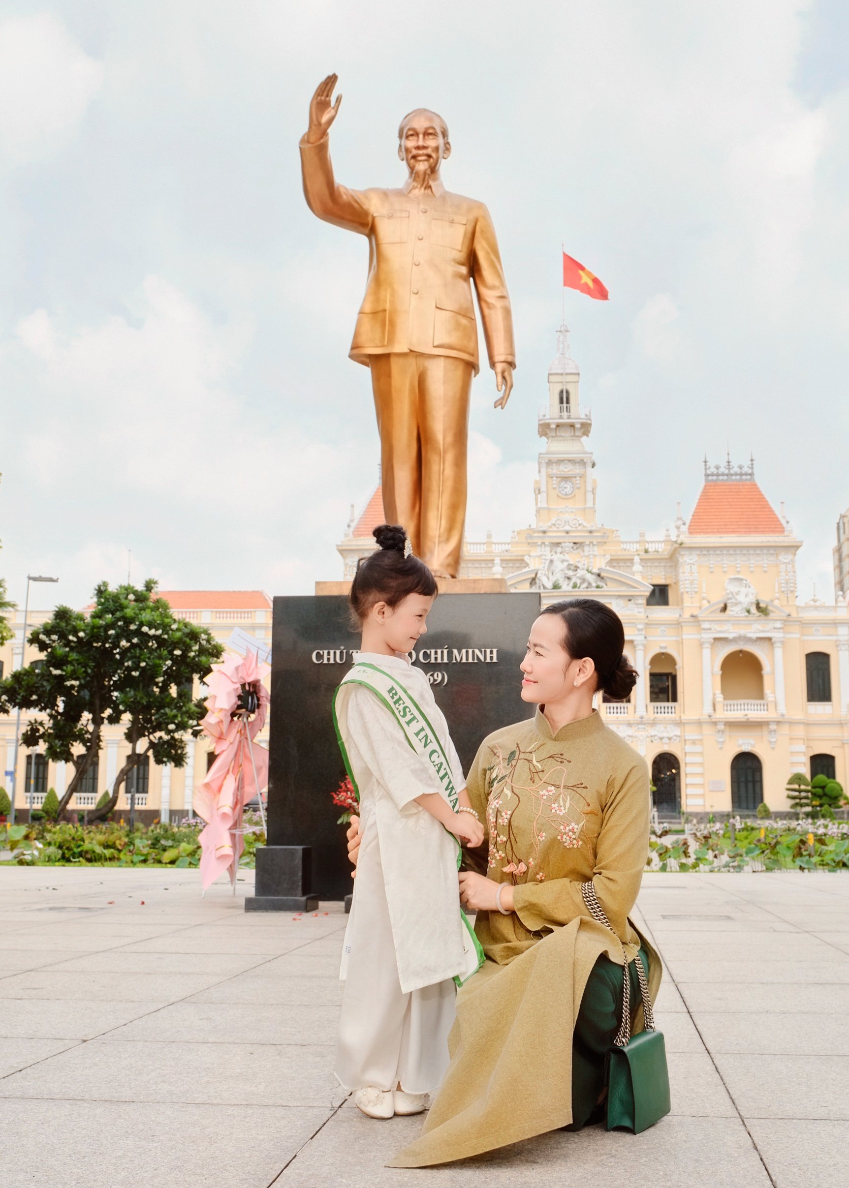 Chị Thanh Mai và bé Khánh Hân chụp ảnh tại công viên Tượng đài Bác Hồ. Chị Thanh Mai và bé Khánh Hân chụp ảnh tại công viên Tượng đài Bác Hồ.