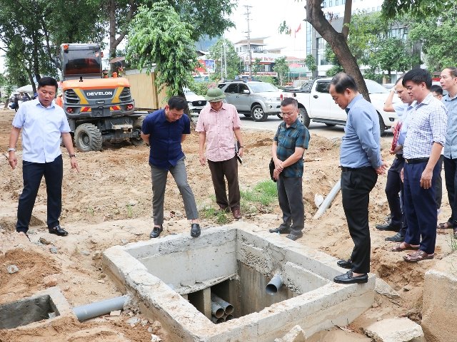 Phó Chủ tịch UBND tỉnh Hoàng Phú Hiền và đoàn công tác kiểm tra hố gom các hệ thống thoát nước trên đường Lê Nin. Phó Chủ tịch UBND tỉnh Hoàng Phú Hiền và đoàn công tác kiểm tra hố gom các hệ thống thoát nước trên đường Lê Nin.