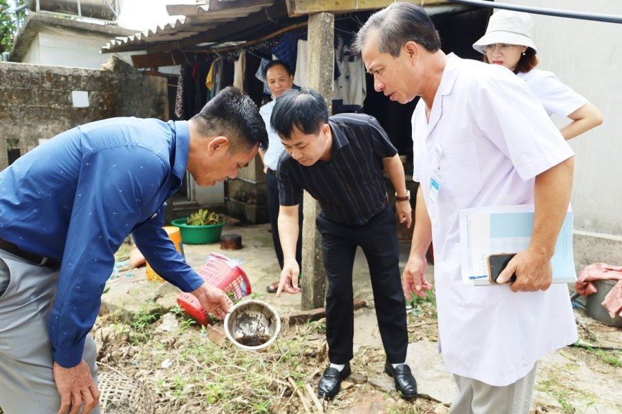 Giám đốc CDC Hà Tĩnh Nguyễn Chí Thanh cùng đoàn giám sát bọ gậy sốt xuất huyết tại xã Kỳ Hoa Giám đốc CDC Hà Tĩnh Nguyễn Chí Thanh cùng đoàn giám sát bọ gậy sốt xuất huyết tại xã Kỳ Hoa