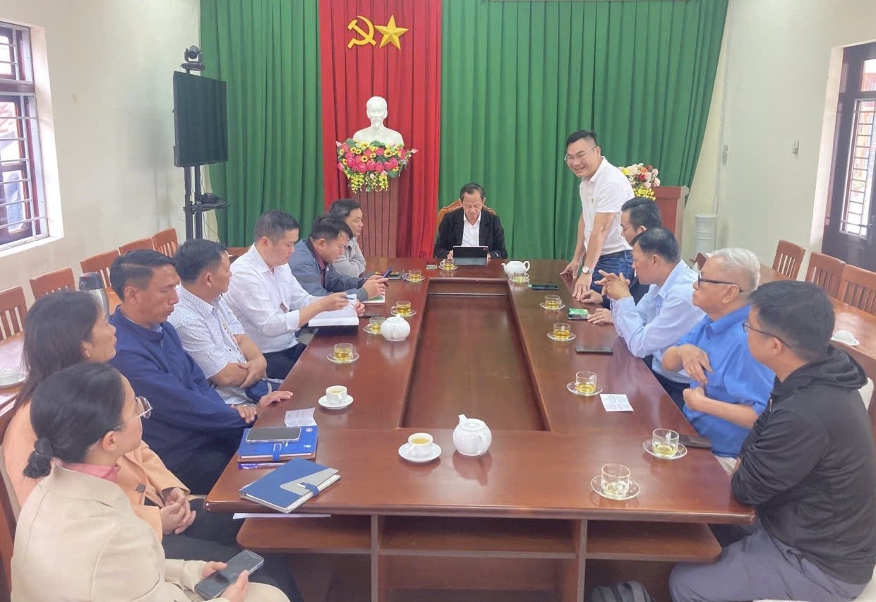 Ông Trương Văn Tùng - Chủ tịch HND tỉnh (ngồi giữa) cùng lãnh đạo các ban chuyên môn thảo luận cùng đoàn doanh nghiệp. Ảnh: Đình Hoàng Ông Trương Văn Tùng - Chủ tịch HND tỉnh (ngồi giữa) cùng lãnh đạo các ban chuyên môn thảo luận cùng đoàn doanh nghiệp. Ảnh: Đình Hoàng