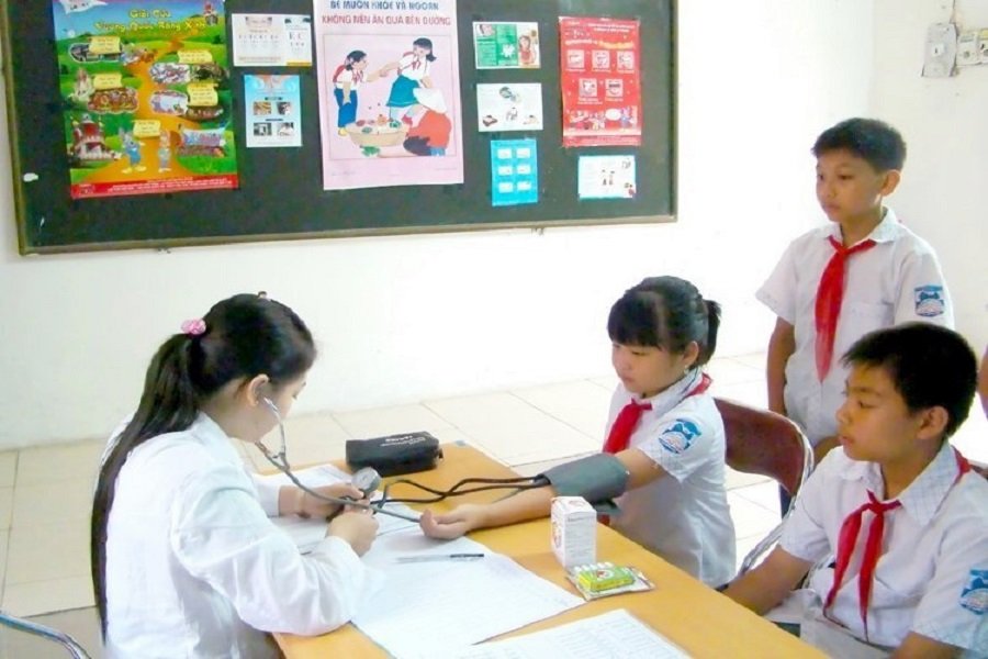 Kh&aacute;m sức khỏe cho học sinh tại trường học.