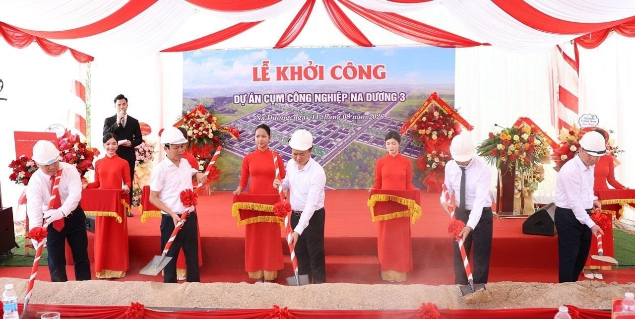 Các đại biểu thực hiện nghi thức khởi công Các đại biểu thực hiện nghi thức khởi công