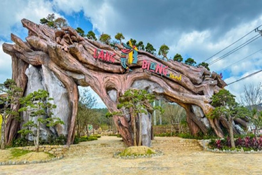 Langbiang Land được h&igrave;nh th&agrave;nh tr&ecirc;n nền tảng cảnh quan rừng th&ocirc;ng v&agrave; kh&ocirc;ng gian văn h&oacute;a đặc trưng của đồng b&agrave;o K&rsquo;Ho.
