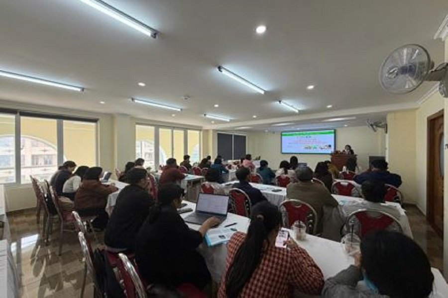 Bà Bùi Thị Hằng - Phó Chi cục trưởng Chi cục Phát triển nông thôn phát biểu khai mạc Lớp tập huấn dành cho cán bộ quản lý cấp xã, phường tại phường Lâm Viên - Đà Lạt. Bà Bùi Thị Hằng - Phó Chi cục trưởng Chi cục Phát triển nông thôn phát biểu khai mạc Lớp tập huấn dành cho cán bộ quản lý cấp xã, phường tại phường Lâm Viên - Đà Lạt.