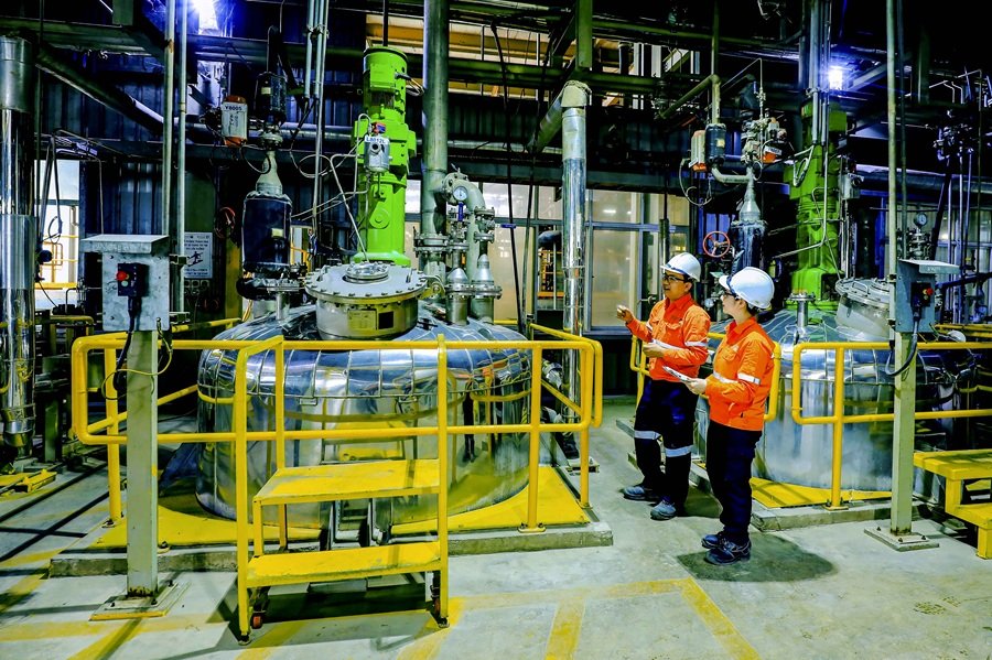 Hệ thống thiết bị hiện đại, vận hành tự động và được kiểm soát chính xác giúp tạo ra các sản phẩm vonfram tinh khiết.