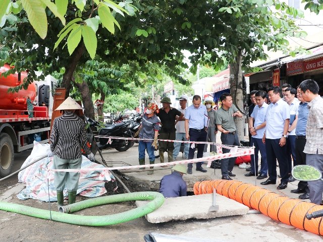 Phó Chủ tịch UBND tỉnh Hoàng Phú Hiền kiểm tra Dự án nạo vét bùn hệ thống mương thoát nước và hố thu nước các tuyến đường Phan Bội Châu, Nguyễn Thái Học... Phó Chủ tịch UBND tỉnh Hoàng Phú Hiền kiểm tra Dự án nạo vét bùn hệ thống mương thoát nước và hố thu nước các tuyến đường Phan Bội Châu, Nguyễn Thái Học...
