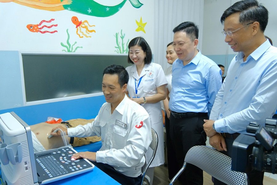 B&aacute;c sĩ N&uacute;i Ph&aacute;o hướng dẫn vận h&agrave;nh m&aacute;y si&ecirc;u &acirc;m do c&ocirc;ng ty trao tặng trạm y tế x&atilde; Đại Ph&uacute;c