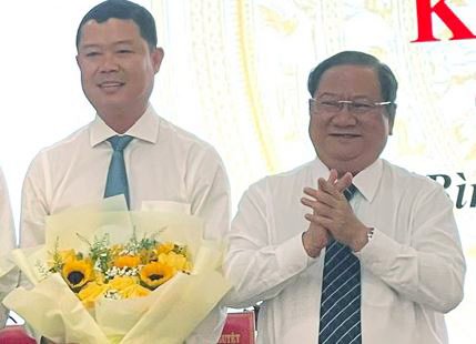 &Ocirc;ng Trần Quốc Vũ, Ph&oacute; Chủ tịch HĐND TP. Cần Thơ (b&ecirc;n phải) trao hoa ch&uacute;c mừng t&acirc;n Chủ tịch UBND phường B&igrave;nh Thủy Nguyễn Thanh Tao