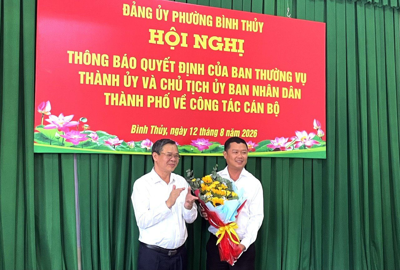 &Ocirc;nng Trương Cảnh Tuy&ecirc;n Ph&oacute; B&iacute; Thư Th&agrave;nh ủy, Chủ tịch UBND TP. Cần Thơ (b&ecirc;n tr&aacute;i) trao hoa ch&uacute;c mừng &ocirc;ng Nguyễn Thanh Tao, Ph&oacute; B&iacute; thư Đảng ủy phường B&igrave;nh Thủy v&agrave; giới thiệu bầu chức danh Chủ tịch UBND phường B&igrave;nh Thủy