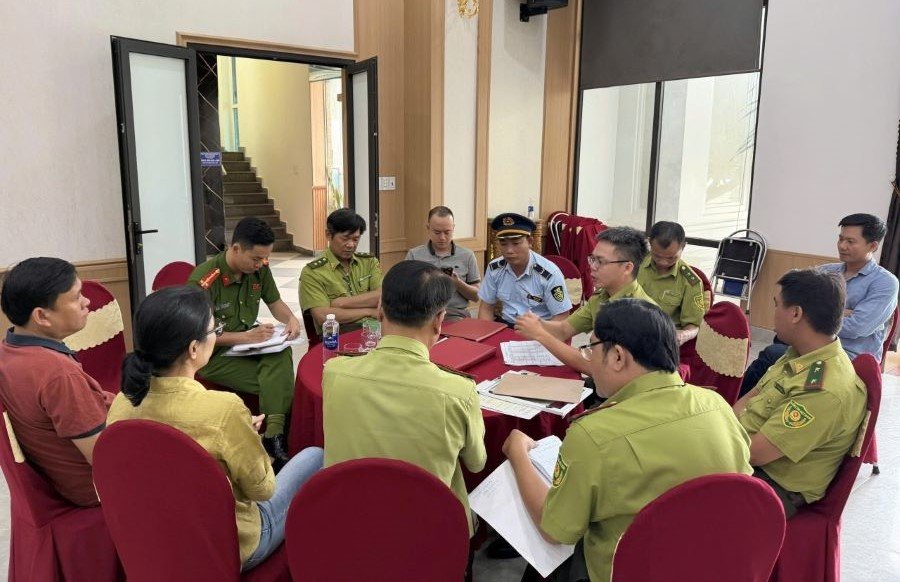 Lực lượng chức năng kiểm tra, tuy&ecirc;n truyền v&agrave; k&yacute; cam kết kh&ocirc;ng kinh doanh, chế biến, quảng c&aacute;o, mua b&aacute;n, vận chuyển, t&agrave;ng trữ v&agrave; ti&ecirc;u thụ động vật hoang d&atilde; tr&aacute;i ph&eacute;p