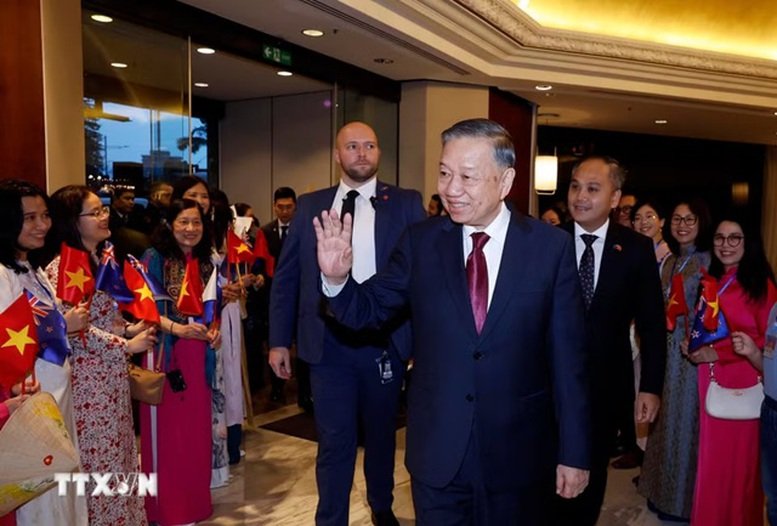 Cán bộ, nhân viên Đại sứ quán và đại diện cộng đồng người Việt Nam tại New Zealand đón Tổng Bí thư, Chủ tịch nước Tô Lâm - Ảnh: TTXVN Cán bộ, nhân viên Đại sứ quán và đại diện cộng đồng người Việt Nam tại New Zealand đón Tổng Bí thư, Chủ tịch nước Tô Lâm - Ảnh: TTXVN
