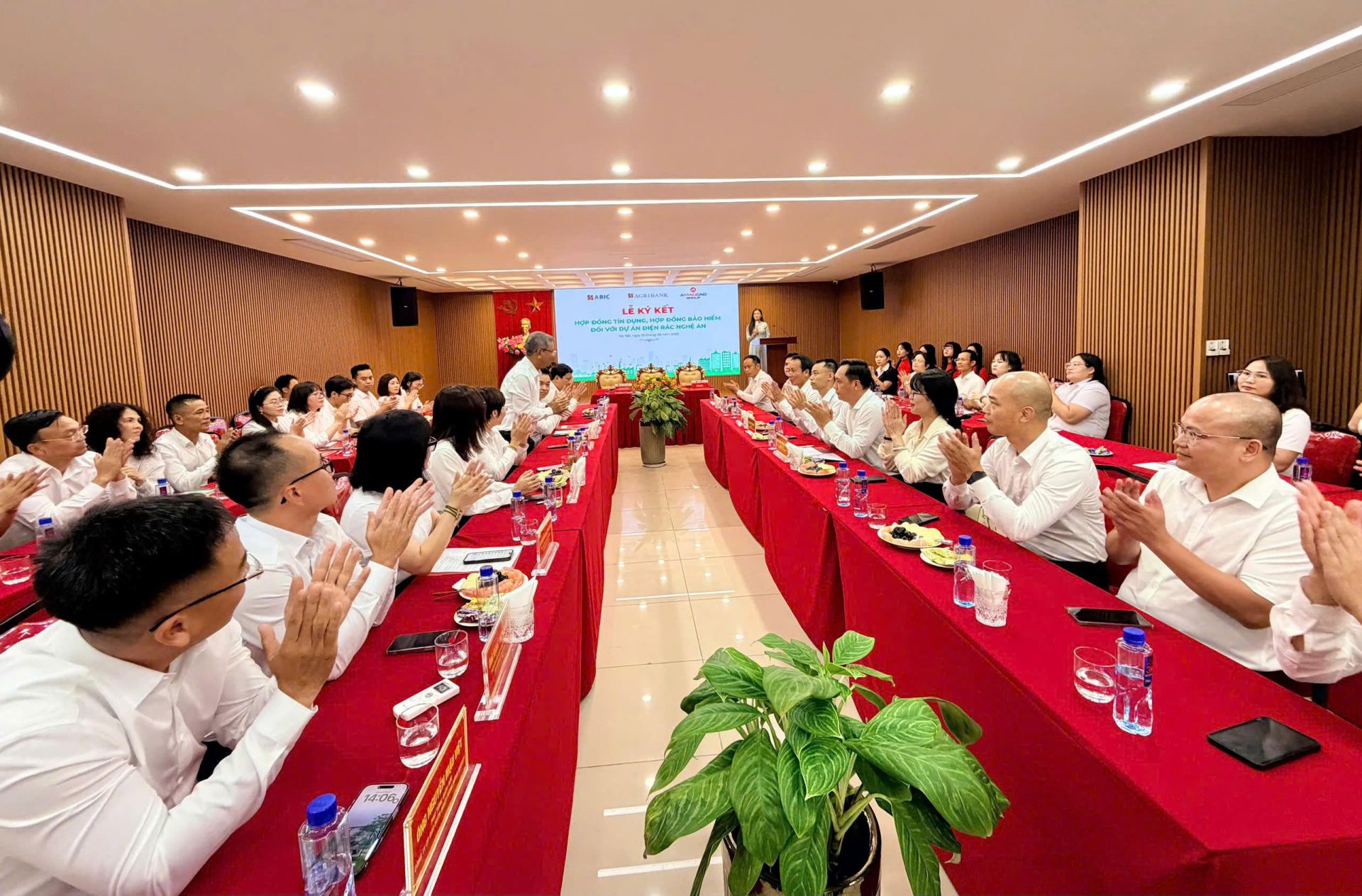 Toàn cảnh Lễ kết Hợp đồng tín dụng tài trợ vốn cho Dự án Điện rác Nghệ An Toàn cảnh Lễ kết Hợp đồng tín dụng tài trợ vốn cho Dự án Điện rác Nghệ An