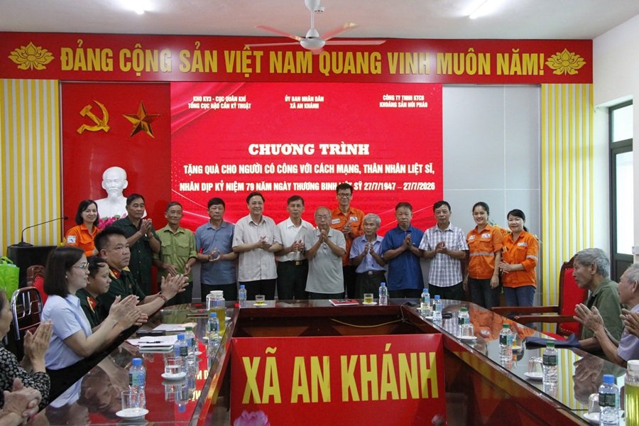 C&ocirc;ng ty trao tặng hơn 240 phần qu&agrave; gồm c&aacute;c sản phẩm hỗ trợ sức khỏe v&agrave; nhu yếu phẩm