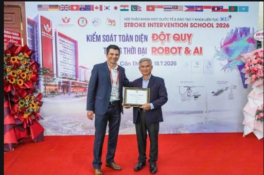 TS.BS Trần Chí Cường, Giám đốc Bệnh viện Đa khoa Quốc tế S.I.S Cần Thơ (bên phải) nhận chứng nhận TS.BS Trần Chí Cường, Giám đốc Bệnh viện Đa khoa Quốc tế S.I.S Cần Thơ (bên phải) nhận chứng nhận