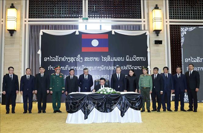 Thường trực Ban B&iacute; thư Trần Cẩm T&uacute; ghi sổ tang. (Ảnh: Phương Hoa - TTXVN)