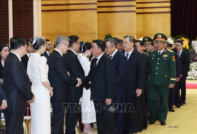 Thường trực Ban B&iacute; thư Trần Cẩm T&uacute; dẫn đầu Đo&agrave;n l&atilde;nh đạo cấp cao Đảng, Nh&agrave; nước Việt Nam viếng v&agrave; chia buồn s&acirc;u sắc tới gia quyến đồng ch&iacute; Saysomphone Phomvihane, Ủy vi&ecirc;n Bộ Ch&iacute;nh trị, Chủ tịch Quốc hội L&agrave;o. (Ảnh: TTXVN)