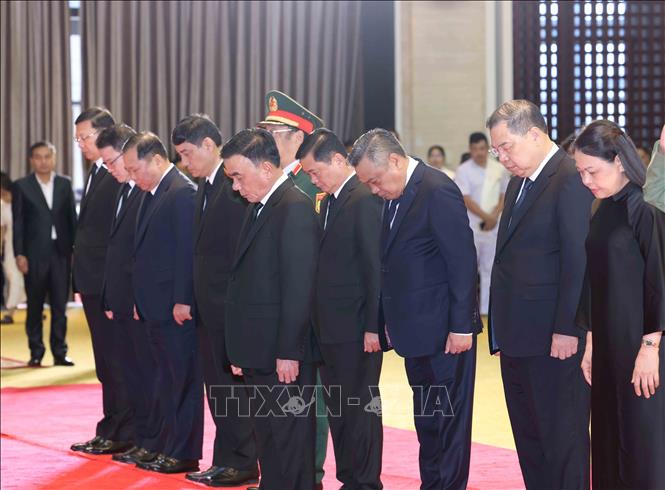 Thường trực Ban B&iacute; thư Trần Cẩm T&uacute; dẫn đầu Đo&agrave;n l&atilde;nh đạo cấp cao Đảng, Nh&agrave; nước Việt Nam viếng đồng ch&iacute; Saysomphone Phomvihane, Ủy vi&ecirc;n Bộ Ch&iacute;nh trị, Chủ tịch Quốc hội L&agrave;o. (Ảnh: TTXVN)