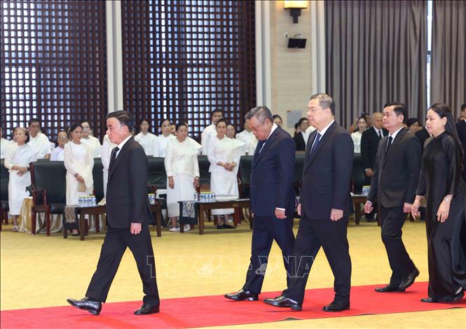 Thường trực Ban B&iacute; thư Trần Cẩm T&uacute; dẫn đầu Đo&agrave;n l&atilde;nh đạo cấp cao Đảng, Nh&agrave; nước Việt Nam viếng đồng ch&iacute; Saysomphone Phomvihane, Ủy vi&ecirc;n Bộ Ch&iacute;nh trị, Chủ tịch Quốc hội L&agrave;o. (Ảnh: TTXVN)