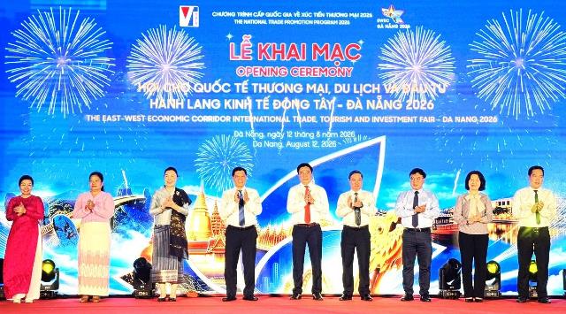 Các đại biểu thực hiện nghi thức khai mạc Hội chợ. Các đại biểu thực hiện nghi thức khai mạc Hội chợ.