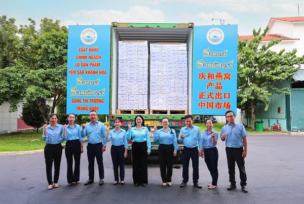 Niềm vui, tự hào của cán bộ nhân viên Công ty Cổ phần Nước giải khát Yến sào Khánh Hòa trước khi đưa mỗi chuyến hàng lên đường xuất khẩu ra thị trường nước ngoài Niềm vui, tự hào của cán bộ nhân viên Công ty Cổ phần Nước giải khát Yến sào Khánh Hòa trước khi đưa mỗi chuyến hàng lên đường xuất khẩu ra thị trường nước ngoài