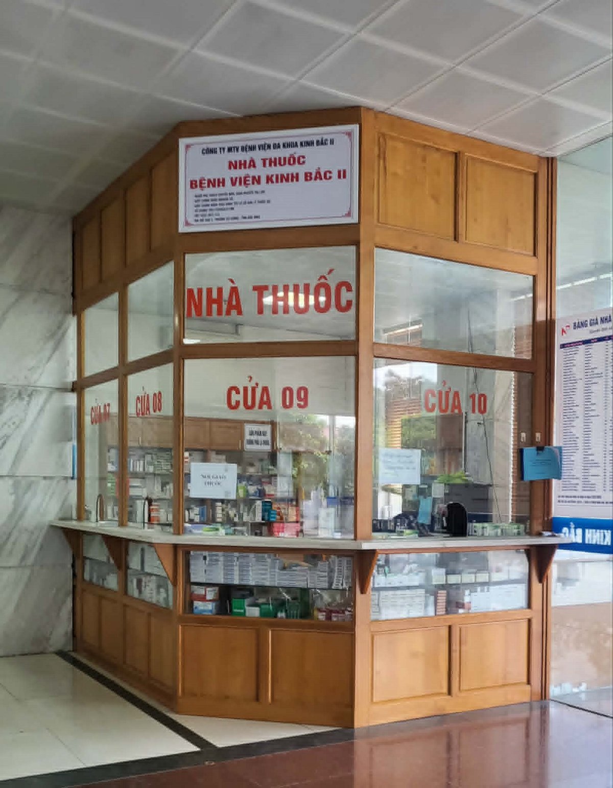 Nh&agrave; thuốc đặt ngay lối đi v&agrave;o của bệnh viện