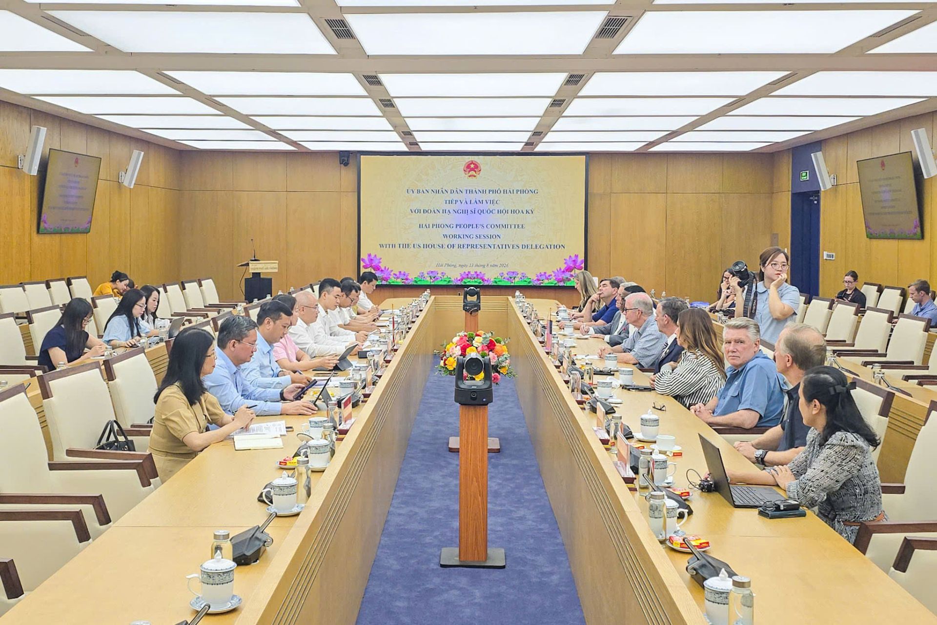 Quang cảnh cuộc tiếp và làm việc giữa Chủ tịch UBND thành phố Hải Phòng với Đoàn Hạ nghị sĩ Quốc hội Hoa Kỳ. Quang cảnh cuộc tiếp và làm việc giữa Chủ tịch UBND thành phố Hải Phòng với Đoàn Hạ nghị sĩ Quốc hội Hoa Kỳ.