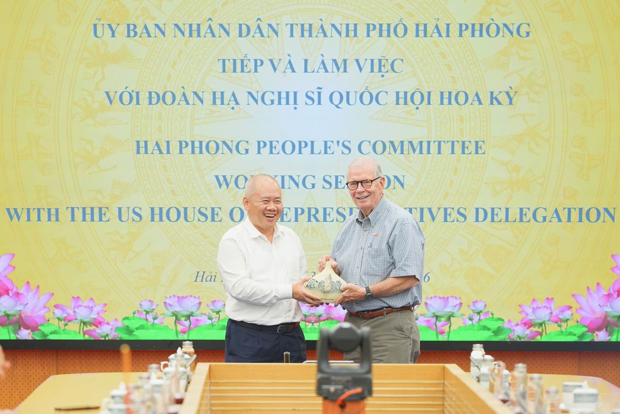 Chủ tịch UBND thành phố Hải Phòng trao tặng quà lưu niệm cho Đoàn Hạ nghị sĩ Quốc hội Hoa Kỳ. Chủ tịch UBND thành phố Hải Phòng trao tặng quà lưu niệm cho Đoàn Hạ nghị sĩ Quốc hội Hoa Kỳ.