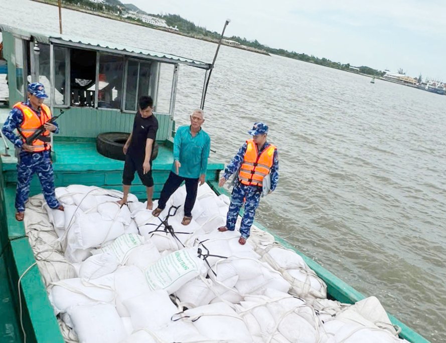 Lực lượng chức năng kiểm tra h&agrave;ng h&oacute;a tr&ecirc;n phương tiện vận chuyển