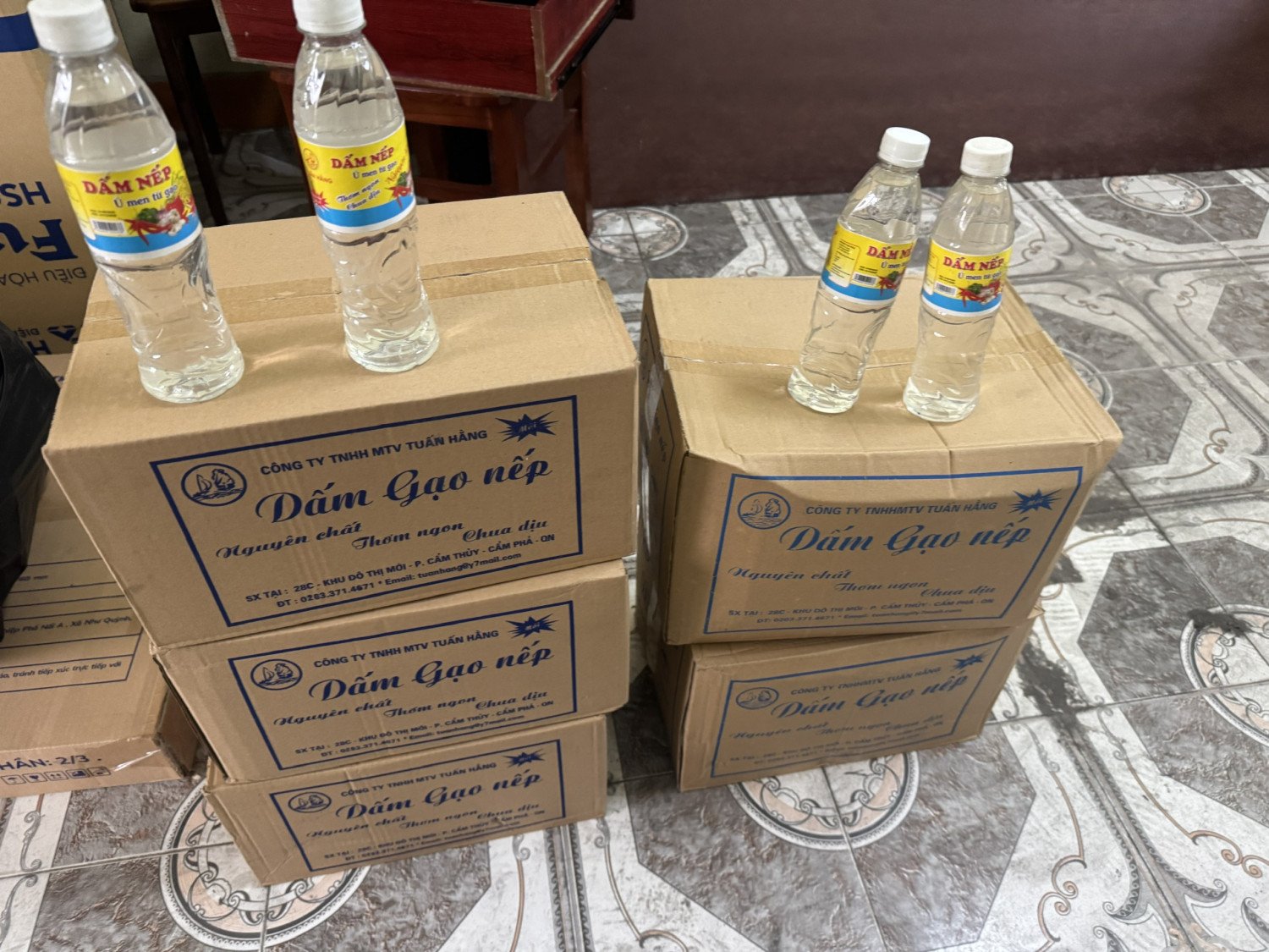 Sản phẩm dấm bị l&agrave;m giả thu giữ được trong qu&aacute; tr&igrave;nh kiểm tra bắt giữ. Ảnh: C&ocirc;ng an Quảng Ninh