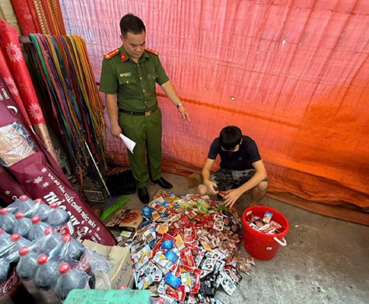 Lực lượng chức năng gi&aacute;m s&aacute;t việc ti&ecirc;u hủy h&agrave;ng h&oacute;a vi phạm