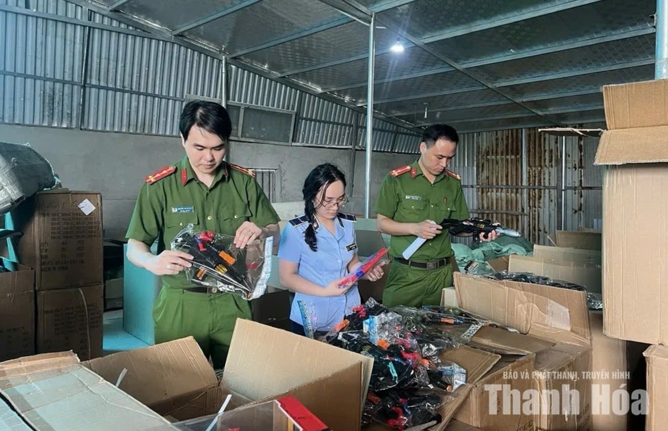 Lực lượng chức năng kiểm tra hàng hóa tại kho của hộ kinh doanh Ngô Tiến Minh. (Ảnh: Báo Thanh Hóa) Lực lượng chức năng kiểm tra hàng hóa tại kho của hộ kinh doanh Ngô Tiến Minh. (Ảnh: Báo Thanh Hóa)