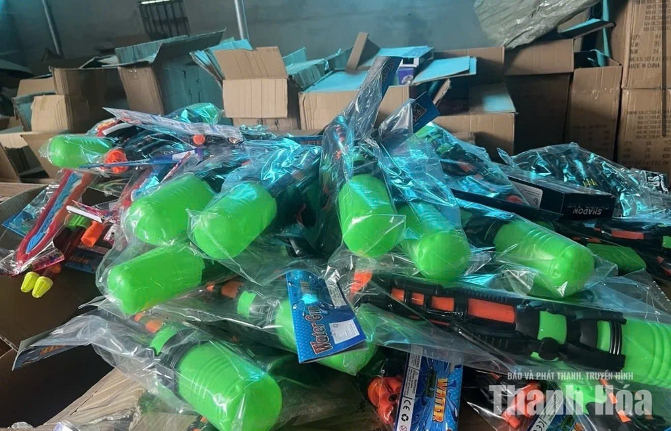 Hơn 3.700 sản phẩm đồ chơi trẻ em và hàng hóa có dấu hiệu vi phạm được phát hiện tại cơ sở. (Ảnh: Báo Thanh Hóa) Hơn 3.700 sản phẩm đồ chơi trẻ em và hàng hóa có dấu hiệu vi phạm được phát hiện tại cơ sở. (Ảnh: Báo Thanh Hóa)