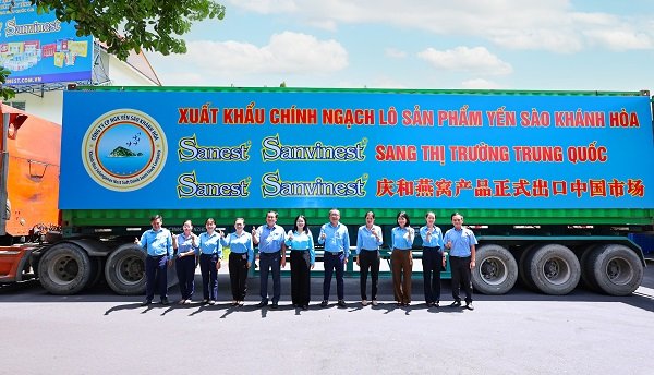 Công ty Cổ phần Nước giải khát Yến sào Khánh Hòa xuất khẩu thành công lô hàng gồm 2 container 40 feet sản phẩm nước yến sào Sanvinest Khánh Hòa, trị giá hơn 100.000 USD, sang thị trường Trung Quốc . Công ty Cổ phần Nước giải khát Yến sào Khánh Hòa xuất khẩu thành công lô hàng gồm 2 container 40 feet sản phẩm nước yến sào Sanvinest Khánh Hòa, trị giá hơn 100.000 USD, sang thị trường Trung Quốc .