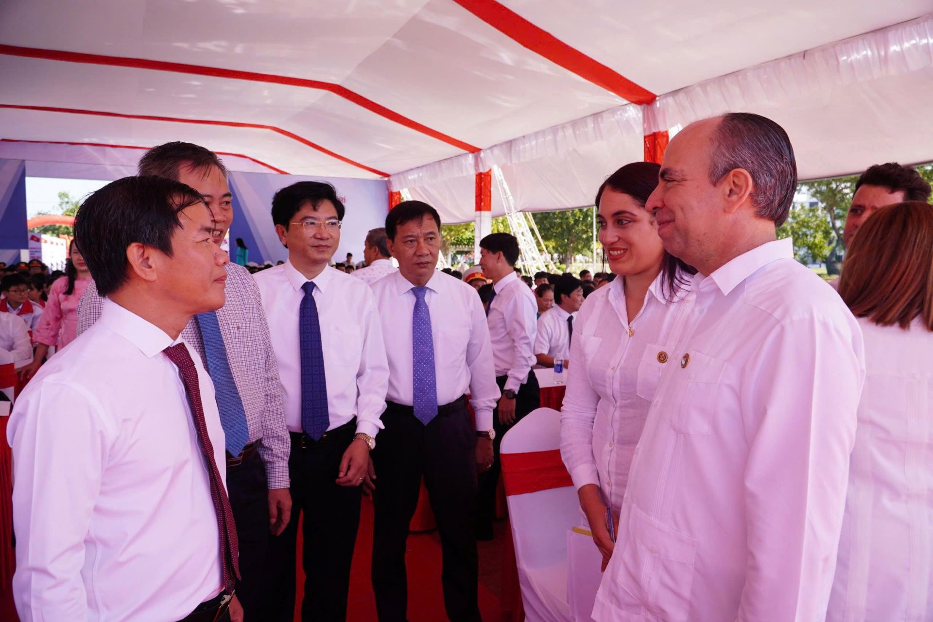 Ông Nguyễn Văn Phương, Bí thư Tỉnh ủy Quảng Trị trò chuyện với Đại sứ Đặc mệnh toàn quyền nước Cộng hòa Cuba tại Việt Nam Rogelio Polanco Fuentes Ông Nguyễn Văn Phương, Bí thư Tỉnh ủy Quảng Trị trò chuyện với Đại sứ Đặc mệnh toàn quyền nước Cộng hòa Cuba tại Việt Nam Rogelio Polanco Fuentes