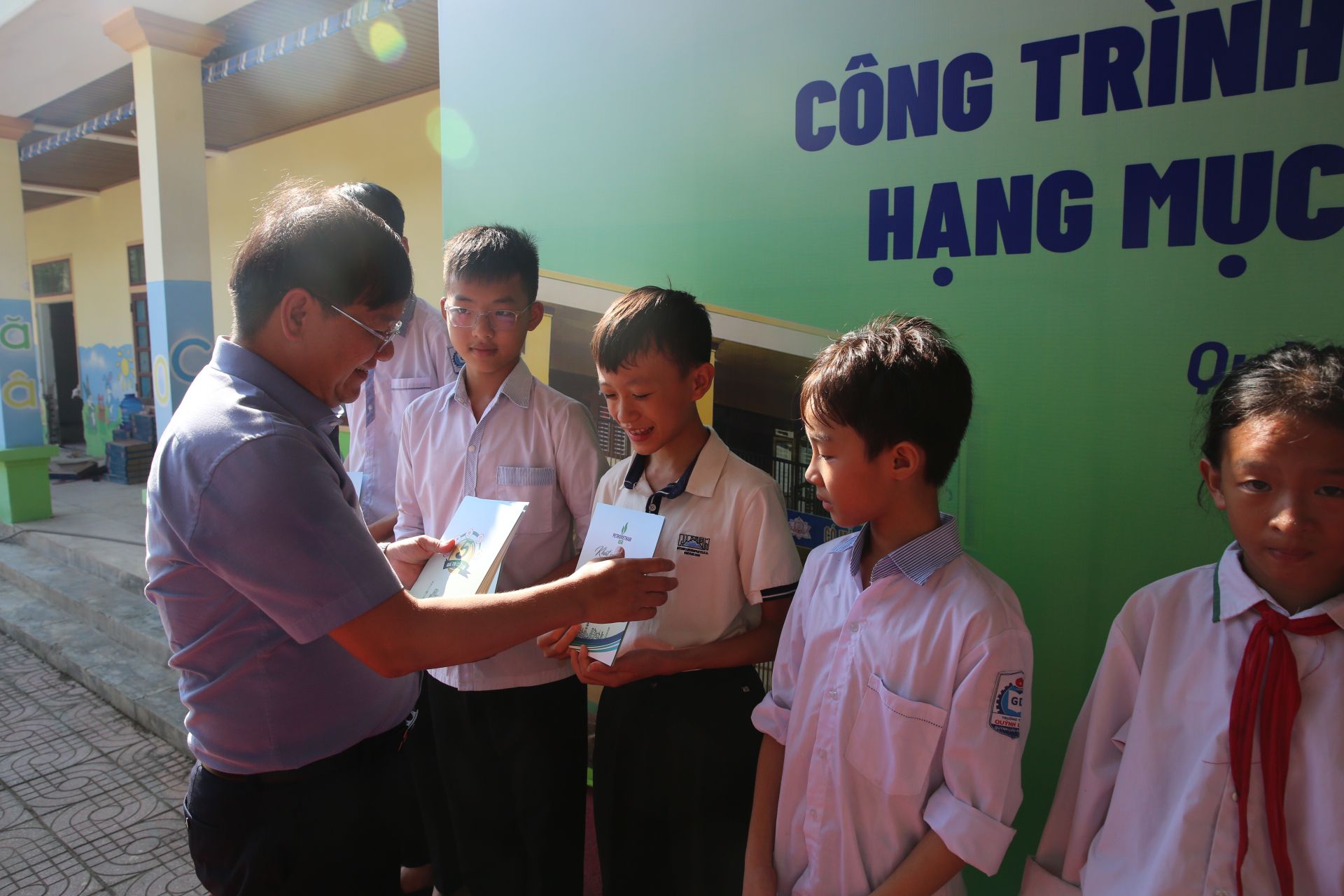 BSR trao học bổng cho các em học sinh mẫu giáo, Tiểu học và THCS trên địa bàn xã Quỳnh Phú BSR trao học bổng cho các em học sinh mẫu giáo, Tiểu học và THCS trên địa bàn xã Quỳnh Phú