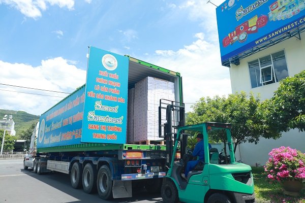 Đưa hàng lên xe container của Công ty Đưa hàng lên xe container của Công ty