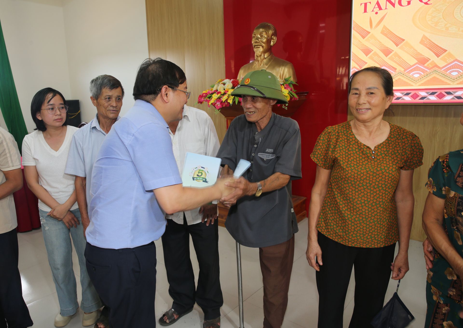 BSR tặng quà cho thương binh, gia đình liệt sĩ xã Nam Đàn BSR tặng quà cho thương binh, gia đình liệt sĩ xã Nam Đàn
