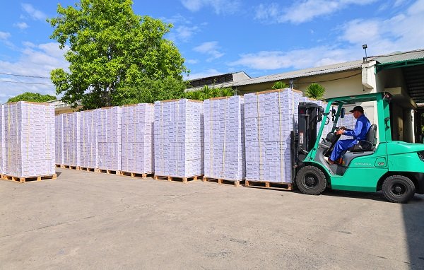 Chuyển hàng từ kho ra xe container Chuyển hàng từ kho ra xe container