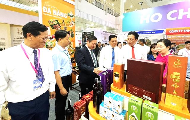 Các đại biểu tham quan Cụ gian hàng chung về sản phẩm OCOP, đặc sản Đà Nẵng. Các đại biểu tham quan Cụ gian hàng chung về sản phẩm OCOP, đặc sản Đà Nẵng.