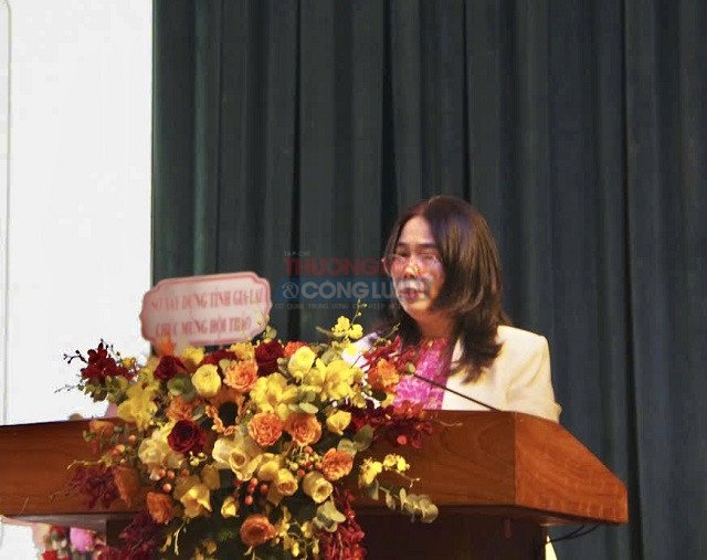 B&agrave; Đỗ Thị Diệu Hạnh tr&igrave;nh b&agrave;y tham luận. Ảnh: VH