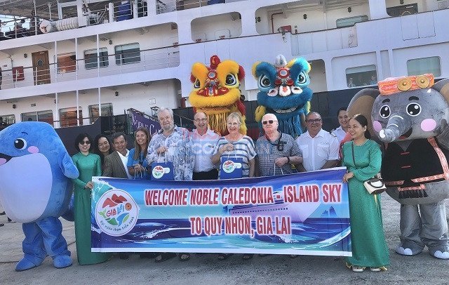 Gia Lai l&agrave; một trong những địa phương c&oacute; ưu thế về hạ tầng giao th&ocirc;ng , du lịch&hellip; đa dạng, ho&agrave;n thiện, gồm: Cảng h&agrave;ng kh&ocirc;ng, cảng biển, đường sắt, đường bộ, quốc lộ&hellip; Trong ảnh: Đo&agrave;n du kh&aacute;ch nước ngo&agrave;i cập Cảng Quy Nhơn. Ảnh: VH