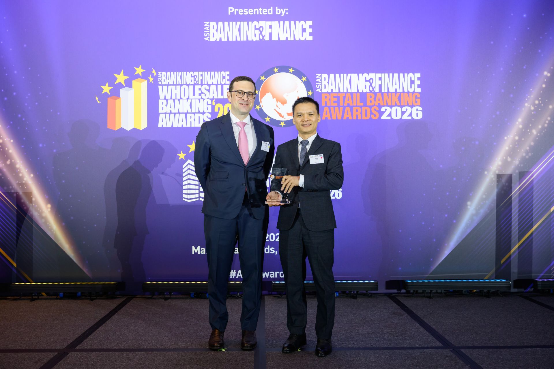 Ông Hoàng Trọng Hiếu - Giám đốc cao cấp Phát triển Giải pháp Tín dụng – Đại diện Techcombank nhận giải thưởng từ Tạp chí Tài chính châu Á - Asian Banking & Finance. Ảnh Techcombank Ông Hoàng Trọng Hiếu - Giám đốc cao cấp Phát triển Giải pháp Tín dụng – Đại diện Techcombank nhận giải thưởng từ Tạp chí Tài chính châu Á - Asian Banking & Finance. Ảnh Techcombank
