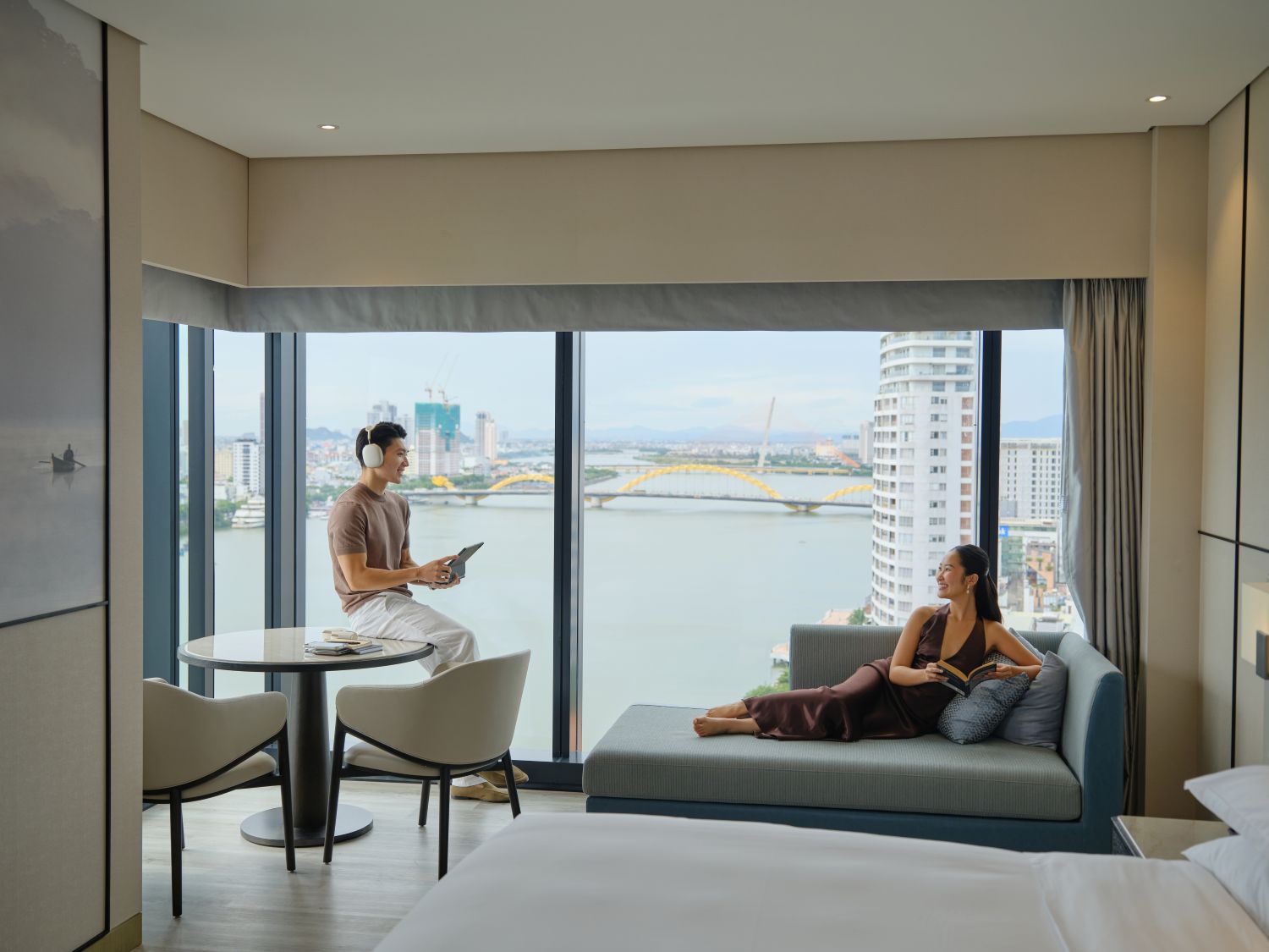 Sông Hàn hiện diện trọn vẹn trong từng khoảnh khắc thường nhật – nơi trải nghiệm nghỉ dưỡng, sự riêng tư và nhịp sống trung tâm giao hòa ngay bên khung cửa. Sông Hàn hiện diện trọn vẹn trong từng khoảnh khắc thường nhật – nơi trải nghiệm nghỉ dưỡng, sự riêng tư và nhịp sống trung tâm giao hòa ngay bên khung cửa.