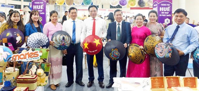 Các đại biểu tham quan, tìm hiểu sản phẩm được trưng bày tại hội chợ. Các đại biểu tham quan, tìm hiểu sản phẩm được trưng bày tại hội chợ.