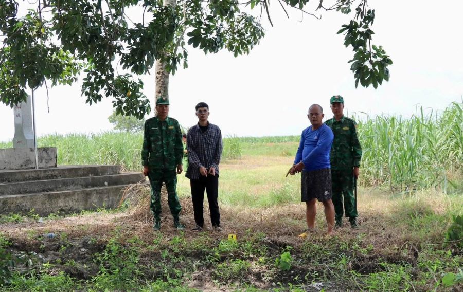 Đối tượng Phạm Tiến Nghĩa (áo xanh) bị bắt quả tang khi đang tổ chức đưa Nguyễn Trung Kiên nhập cảnh trái phép từ Campuchia vào Việt Nam Đối tượng Phạm Tiến Nghĩa (áo xanh) bị bắt quả tang khi đang tổ chức đưa Nguyễn Trung Kiên nhập cảnh trái phép từ Campuchia vào Việt Nam