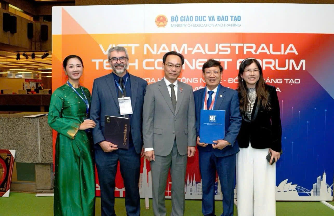 Bộ Trưởng Bộ Giaó dục và Đào tạo Hoàng Minh Sơn và đại diện AMEB và NUAE tại Diễn đàn TechConnect Vietnam - Australia Bộ Trưởng Bộ Giaó dục và Đào tạo Hoàng Minh Sơn và đại diện AMEB và NUAE tại Diễn đàn TechConnect Vietnam - Australia
