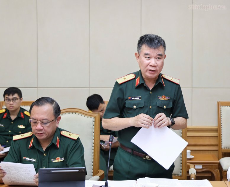 Thiếu tướng Đoàn Quang Hòa, Cục trưởng Cục Chính sách - Xã hội (Bộ Quốc phòng) báo cáo tại buổi làm việc - Ảnh: chinhphu.vn/Thu Giang Thiếu tướng Đoàn Quang Hòa, Cục trưởng Cục Chính sách - Xã hội (Bộ Quốc phòng) báo cáo tại buổi làm việc - Ảnh: chinhphu.vn/Thu Giang