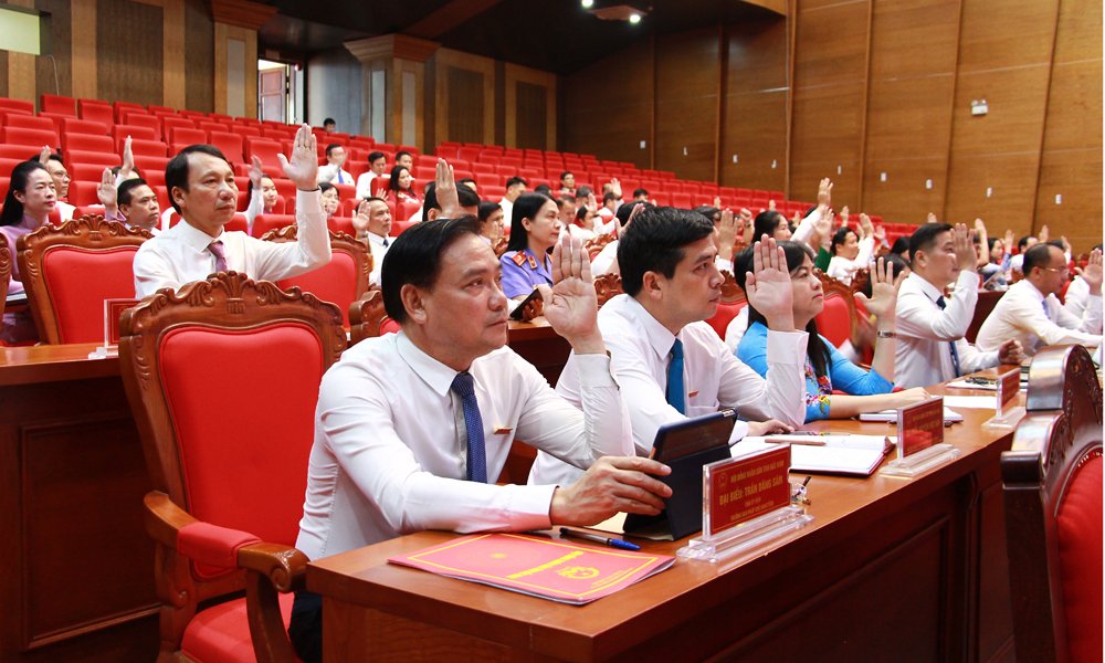 Các đại biểu biểu quyết thông qua Nghị quyết kỳ họp. Các đại biểu biểu quyết thông qua Nghị quyết kỳ họp.