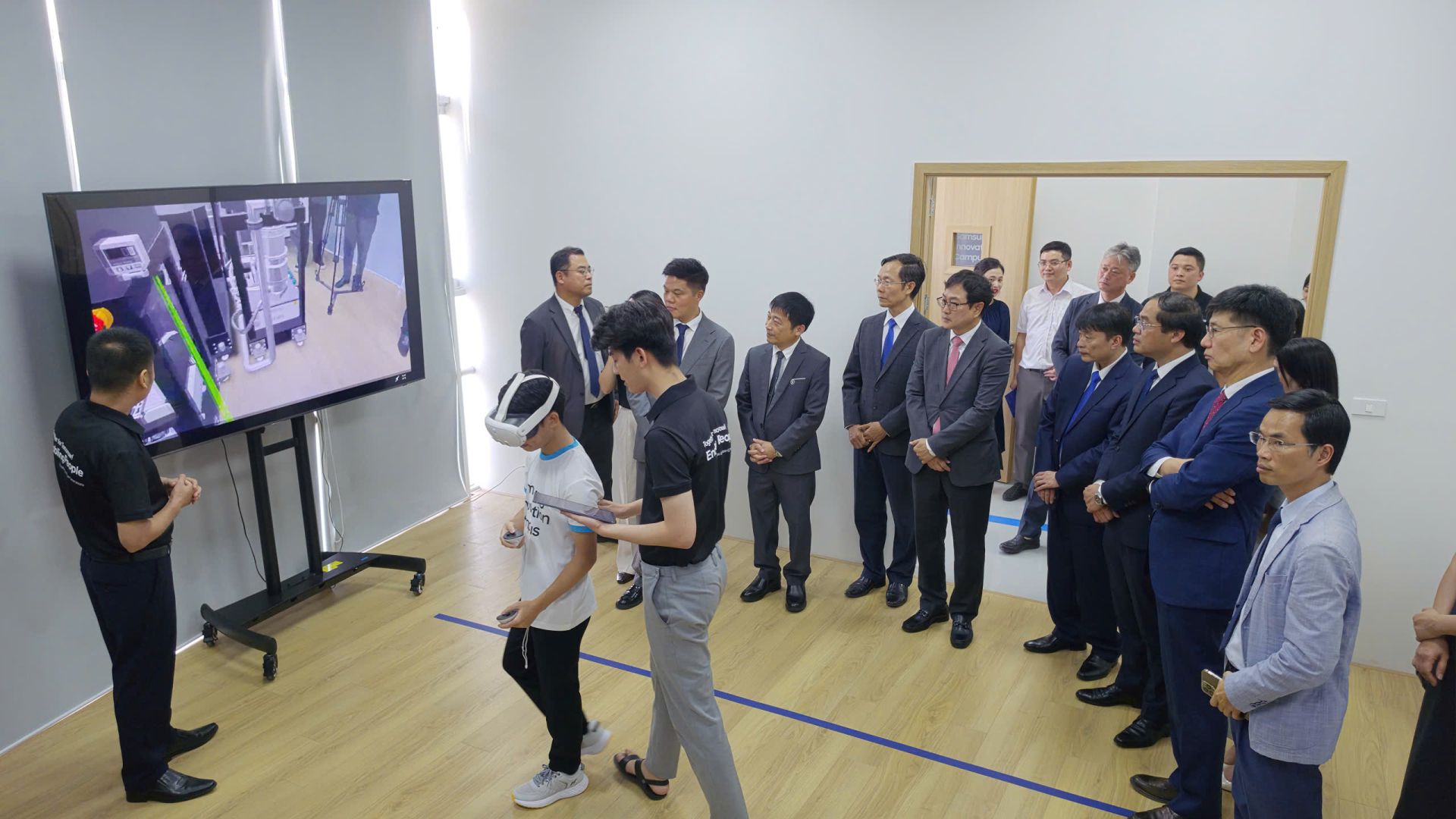 Các đại biểu tham quan lớp học trong chương trình SIC tại Trung tâm Phát triển nhân tài công nghệ cao SIC tại Thái Nguyên Các đại biểu tham quan lớp học trong chương trình SIC tại Trung tâm Phát triển nhân tài công nghệ cao SIC tại Thái Nguyên