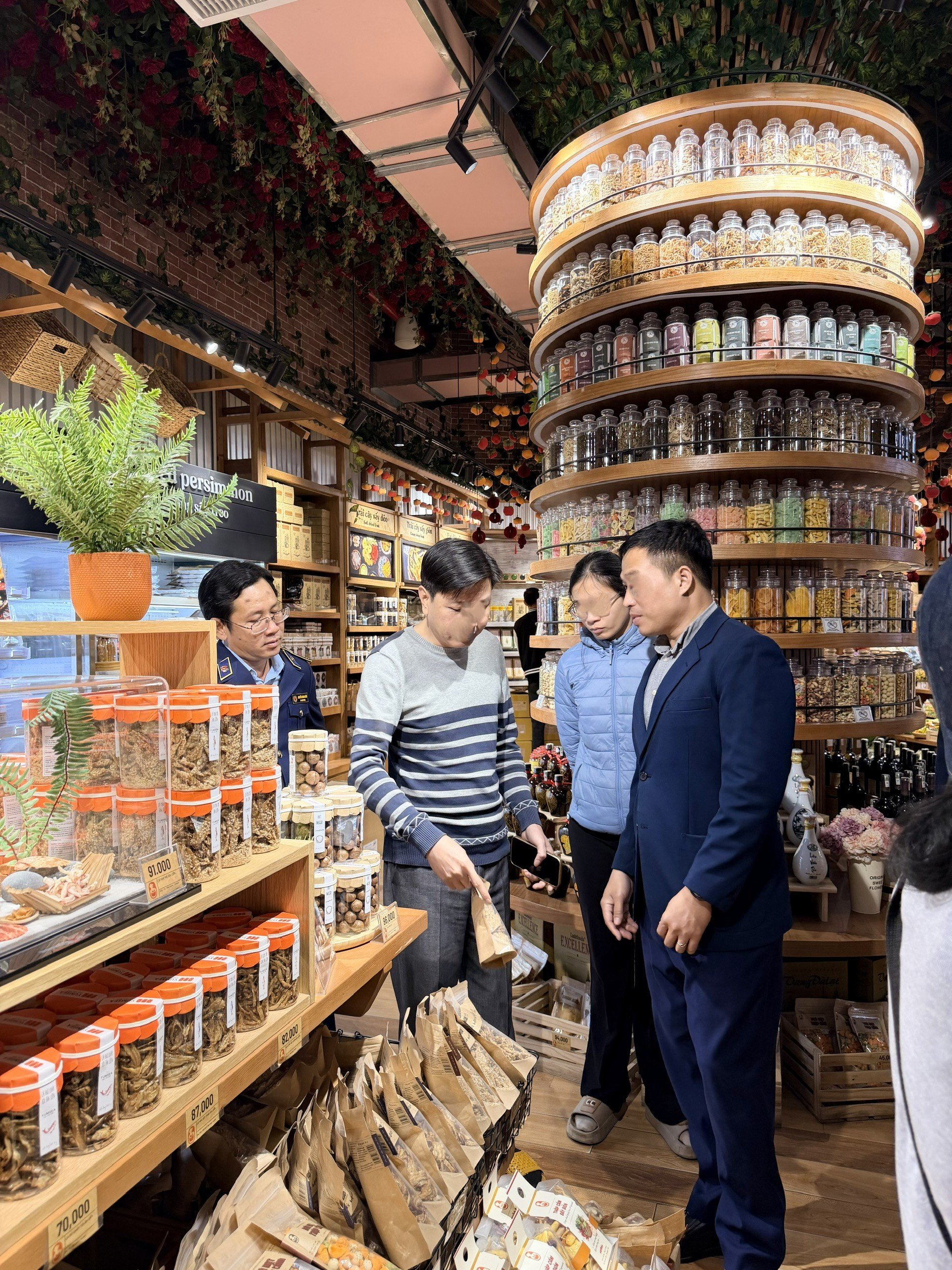 Quản l&yacute; thị trường kết hợp kiểm tra thực tế, ứng dụng c&ocirc;ng nghệ v&agrave; truy xuất nguồn gốc, tăng cường phối hợp giữa c&aacute;c cơ quan chức năng theo d&otilde;i hoạt động kinh doanh tr&ecirc;n m&ocirc;i trường số v&agrave; kiểm tra, xử l&yacute;.